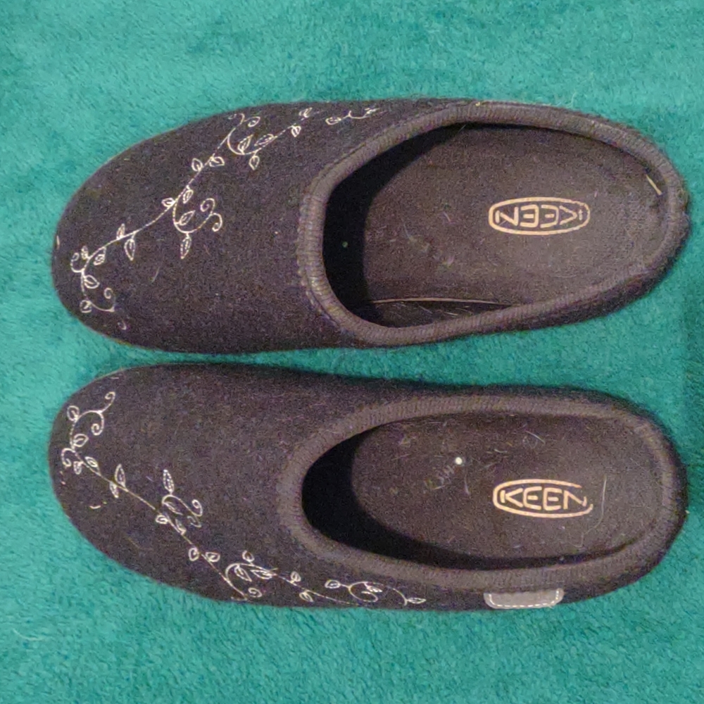 Keen wool mules